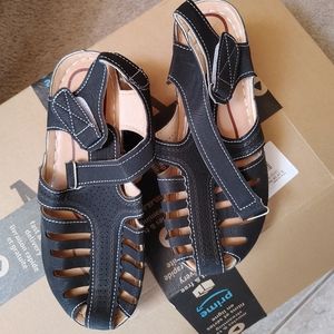 NEW: Size 6 Ladies Vintage Faux Leather Sandles